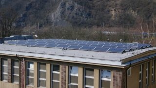 Fotovoltaické panely na střeše jídelny ÚJV Řež. Zdroj: www.ujv.cz