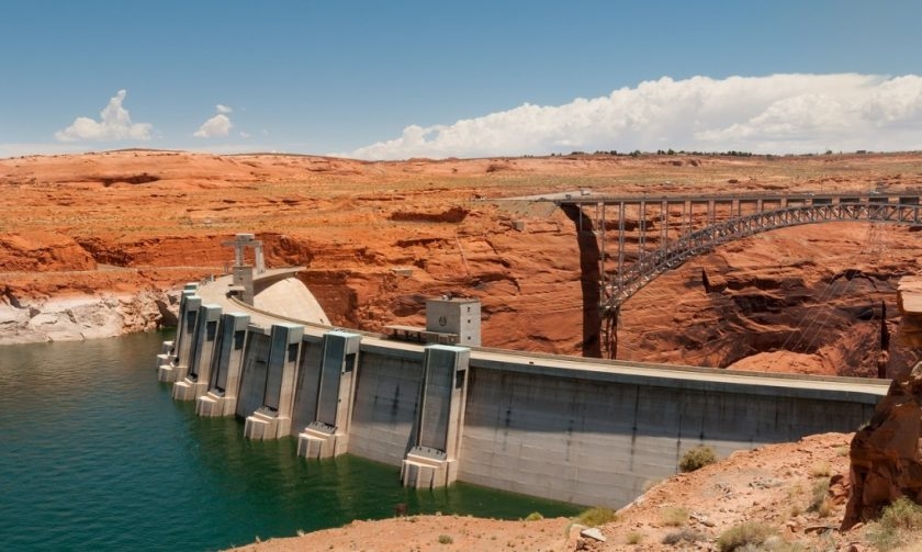 Přehrada vodní elektrárny Lake Powell v Arizoně