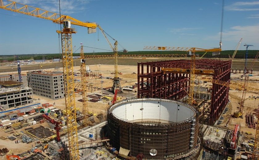 Výstavba bloku jaderné elektrárny