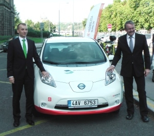 Předání elektromobilu Nissan LEAF od společnosti ČEZ ministru dopravy.