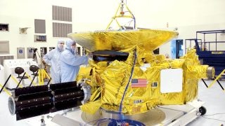 Sonda New Horizons se svým RTG (vlevo). Zdroj: NASA