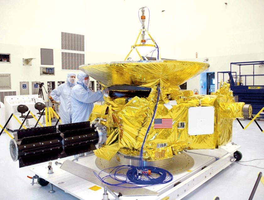 Sonda New Horizons se svým RTG (vlevo). Zdroj: NASA