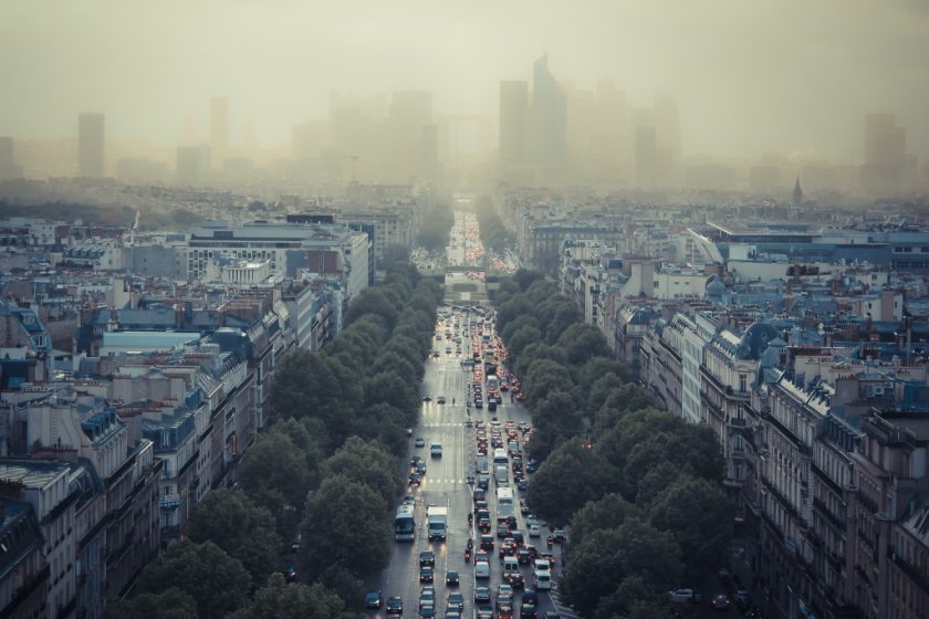 Pařížský smog. Autor: Damián Bakarcic