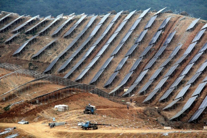 Fotovoltaická elektrárna v kopcovitém terénu ve Wuhu, provincie Anhui. Zdroj: China Foto Press