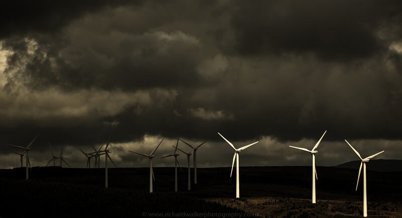 Větrné elektrárny v bouři