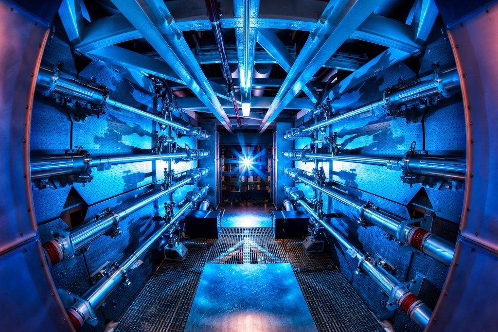 Předzesilovač v National Ignition Facility; Zdroj: Princeton plasma physics laboratory