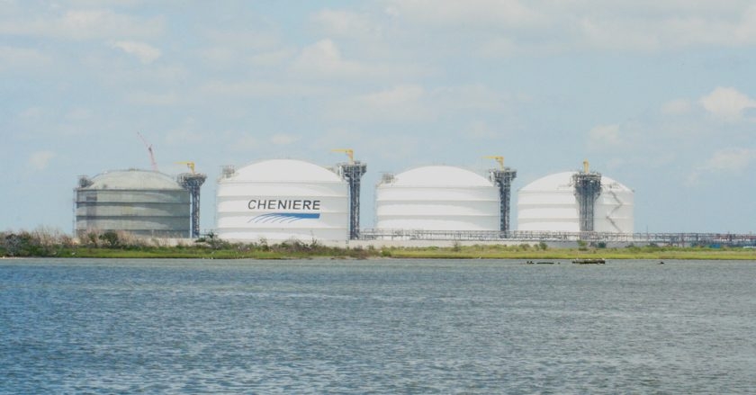 Úvodní fotografie: Cheniere Energy Sabine Pass LNG, zdroj: Roy Luck (Flickr)