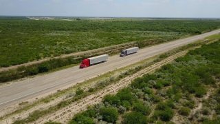 Testování digitálně propojených nákladních vozidel v závěsu na vybraných silnicích v Oregonu a Nevadě