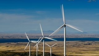 Větrná farma Power County v Idaho (USA), severní část má 7 turbín a jižní 11 turbín o výkonu 2,5 MW. (Zdroj U.S. Department of Energy).