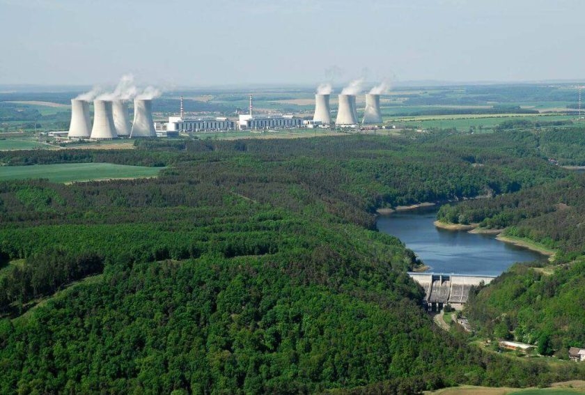 Jaderná elektrárna Dukovany s vyrovnávací nádrží Mohelno (zdroj ČEZ).