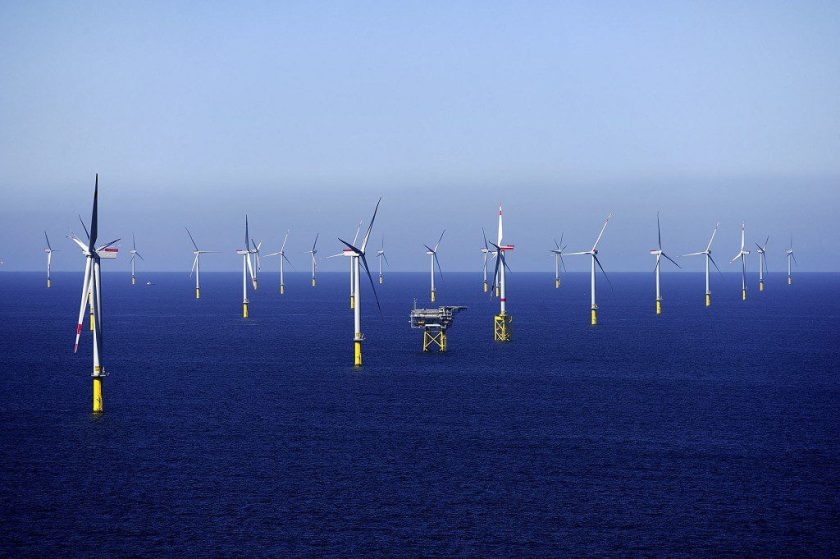 Dominantním obnovitelným zdrojem německé Energiewende je elektřina z větrných turbín na severu země. Na obrázku větrná farma Borkum Riffgrund 1. (Zdroj Dong Energy).