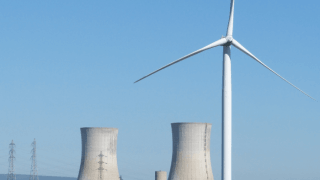Renewable and thermal power plant. Wind, nuclear power plant. OZE a jaderná elektrárna, větrná elektrárna. Zdroj: pixabay (CC)