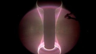 Snímek plazmatu vytvořeného v experimentálním fúzním reaktoru NSTX-U. Zdroj: PPPL