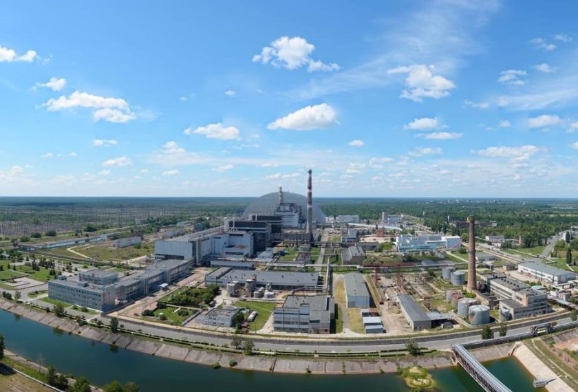 Fotografie areálu čtvrtého bloku na fotografii, která doprovázela první zprávu obnoveného oficiálního webu Černobylské jaderné elektrárny 14. dubna 2022 (Černobylská jaderná elektrárna).