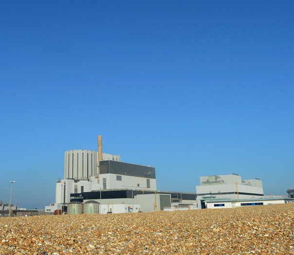 Jaderná elektrárna Dungeness, v níž stojí dva reaktory typu Magnox a dva reaktory typu AGR. Většina ostatních bloků měla reaktorovou halu hranatou podobně jako starší bloky v pozadí, v tomto případě ale projektanti použili vysoká okna.