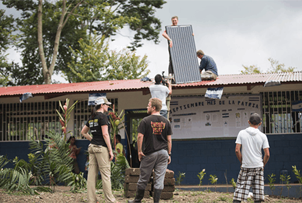 Generální ředitel SolarCity Lyndon Rive instaluje solární panel na střechu školy v Nikaragui. Zdroj: solarcity.com