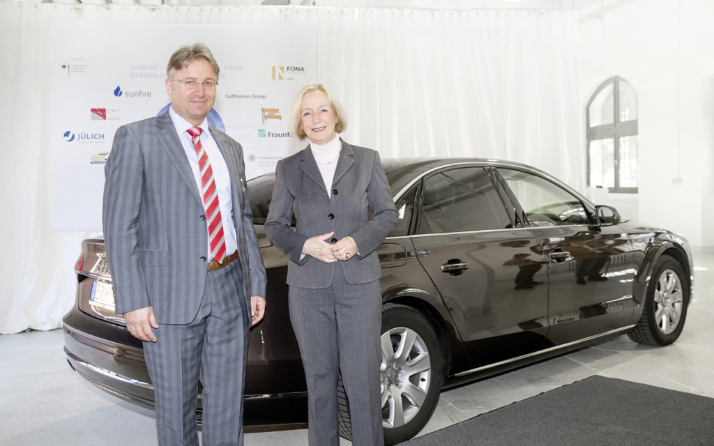 Německá ministrině vzdelávání a výzkumu Johanna Wanková a ředitel oddělení udržitelného rozvoje produktů v Audi Reiner Mangold právě natankovali prvních 5 litrů e-dieselu do oficiálního audi ministryně. Zdroj: Audi