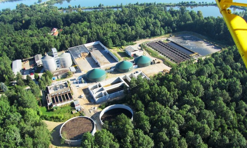 Letecký pohled na původní bioplynovou stanici v Třeboni, která slouží jako zdroj energie pro fungování bioplynovodu. Zdroj fotografie: http://www.ekobonus.cz/