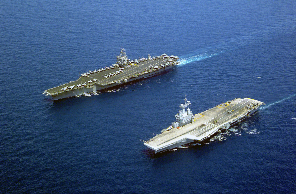 Letadlové lodě USS Enterprise (vlevo) a FS Charles de Gaulle (vpravo). Autor: U.S. Navy