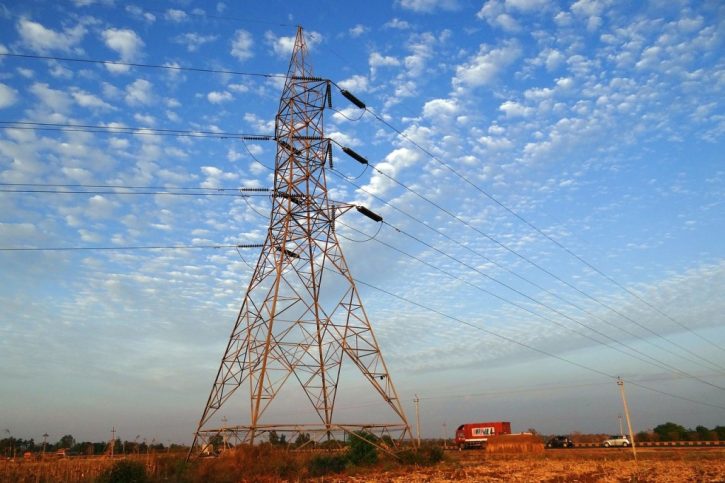 Dies werde umso dringlicher, wenn das Atomkraftwerk Grafenrheinfeld im Mai dieses Jahres abgeschaltet wird. Deshalb habe Tennet unmittelbar nach dem Erteilen des Genehmigung für die 380-kV-Leitung mit den Bauarbeiten an der Trasse zwischen der bayerisch-thüringischen Landesgrenze und Redwitz an der Rodach begonnen. Die knapp 31 Kilometer lange Leitung mit ihren insgesamt 83 Masten kostet rund 48 Millionen Euro. Sie soll Ende 2015 in Betrieb gehen. Das sei ein sportlicher Zeitplan, aber machbar, so der Tennet-Geschäftsführer. Gleichzeitig wird das neue Trägersystem zwischen Dörfles-Esbach im Kreis Coburg und Redwitz 110-kV-Leiterseile aufnehmen. Damit wird eine alte Stromleitung überflüssig. Sie wird abgebaut, 79 Gittermasten verschwinden aus der Landschaft.