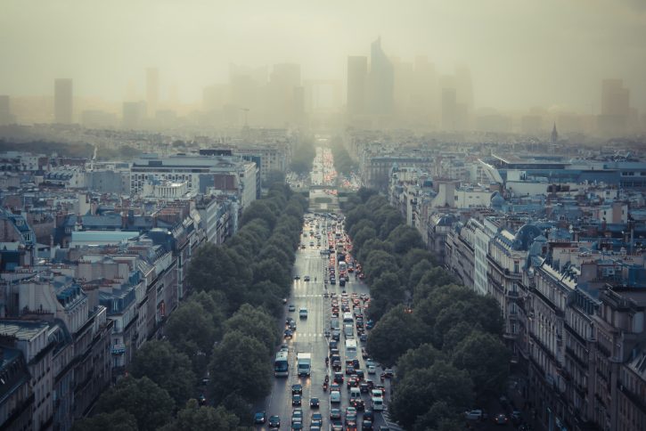 Pařížský smog. Autor: Damián Bakarcic