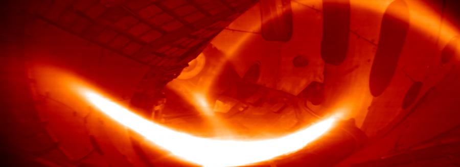 Fotografie vodíkového plazmatu uvnitř německého stelarátoru Wendelstein 7-x; Zdroj: Princeton plasma physics laboratory