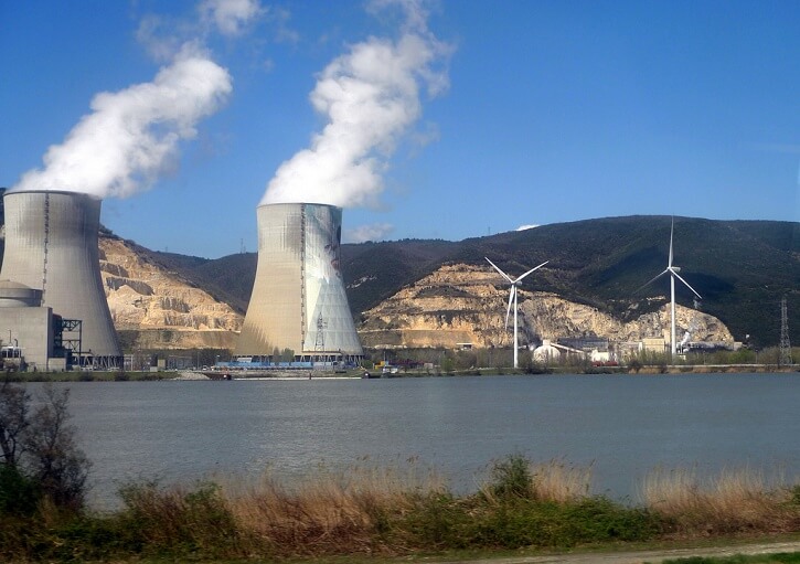 Jaderná elektrárna Cruas na řece Rhôna. 