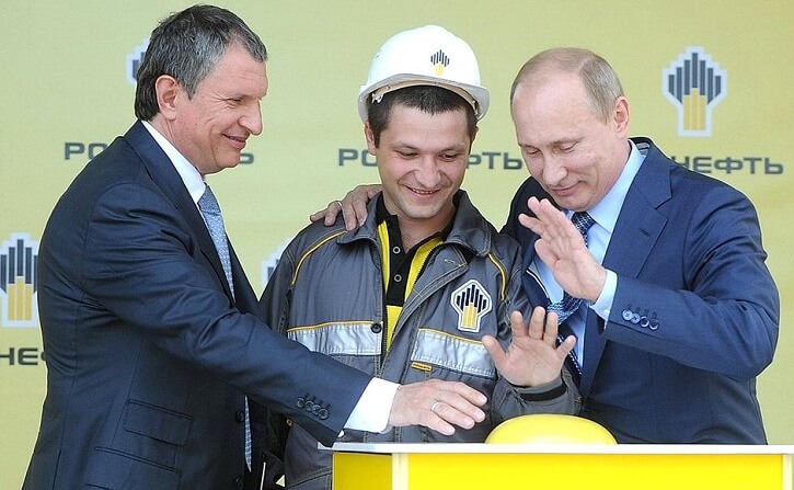 Igor Sečin s Vladimirem Putinem při otevírání nového terminálu v rafinerii Tuapse v roce 2012