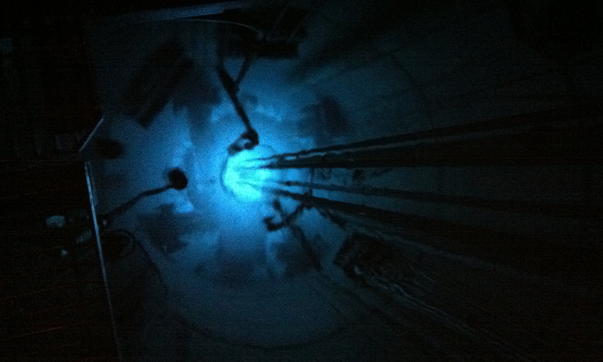 Pohled do jaderného reaktoru na Čerenkovovo záření; Autor: Rob Custodio Zdroj: Flickr