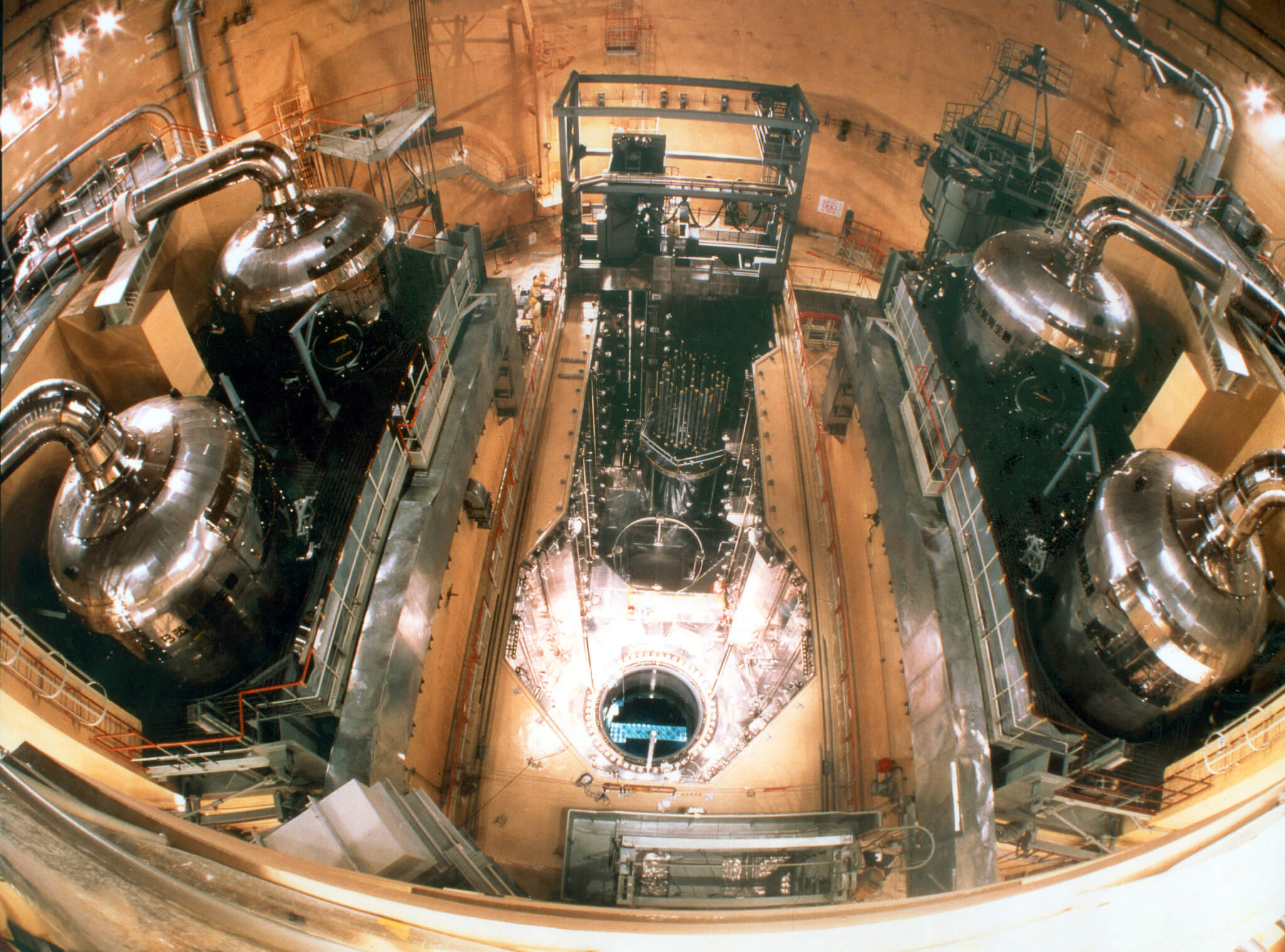 Vnitřní zařízení japonského tlakovodního jaderného reaktoru; Zdroj: IAEA
