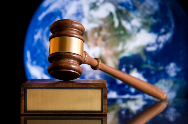 Wooden justice gavel and block with brass-. Zdroj: http://energypost.eu/
