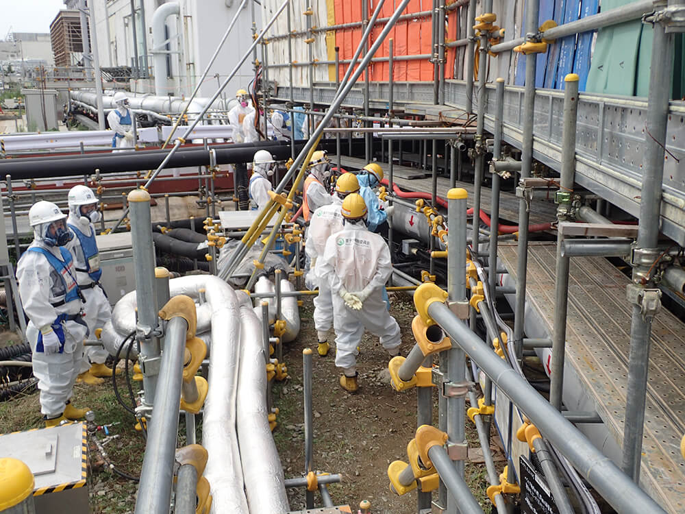 Nedávno se dokončilo zamrazování ledové stěny, která zabraňuje pronikání spodní vody do kontaminovaného okolí zničených reaktorů ve Fukušimě I (zdroj TEPCO).
