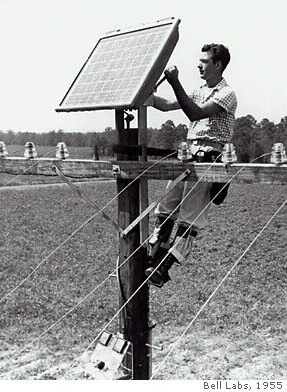 Testy použití prvních slunečních panelů s bellovskými solárními články ve městě Americus v Georgii (zdroj J. Perlin, NREL, 2004).