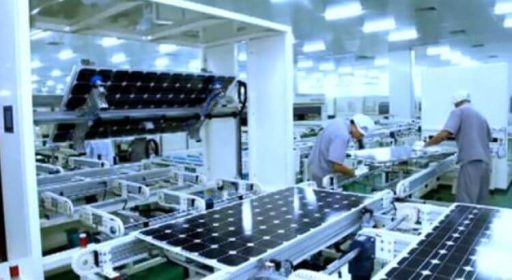 Moderní produkce fotovoltaických panelů ve firmě JinkoSolar (zdroj JinkoSolar).