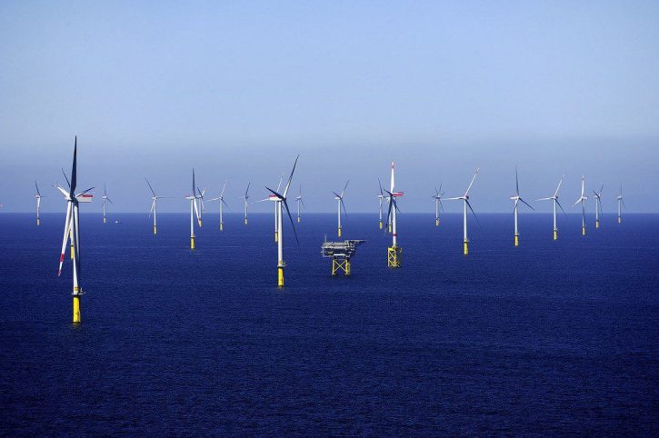 Dominantním obnovitelným zdrojem německé Energiewende je elektřina z větrných turbín na severu země. Na obrázku větrná farma Borkum Riffgrund 1. (Zdroj Dong Energy).