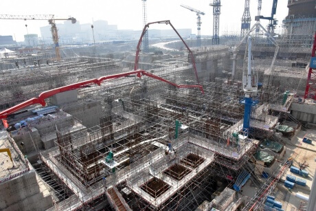 Čína intenzivně buduje všechny nízkoemisní zdroje. U ní se ukáže jejich potenciál v masivním měřítku. Jaderná elektrárna Fangchenggang bude mít celkově šest bloků. Jako pátý a šestý se budují nejnovější čínské bloky III+ generace Hualong One. (Zdroj CGN).