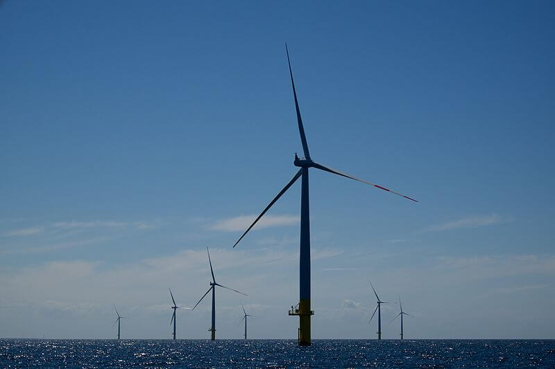 Pokud se realizují scénáře napodobující Bavorsko, budeme nutně spoléhat na větrné turbíny na severu Německa. Mořská větrná farma Baltic 1 (zdroj Wikipedie, Martin Doppelbauer).