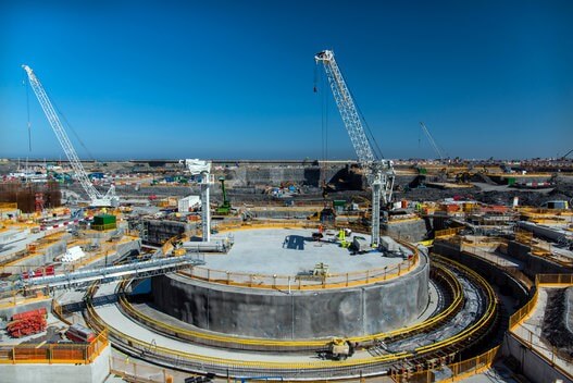 Současné obrázky z budování reaktoru EPR v britské jaderné elektrárně Hinkley Point C – oblast budoucího jaderného ostrova (zdroj EDF).