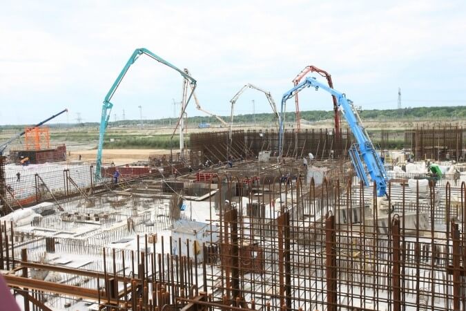 Betonáž základové desky prvního bloku VVER1200 Toy rozšíření jaderné elektrárny Kursk II (zdroj Rosatom).