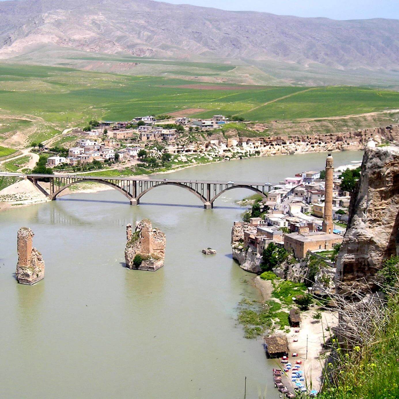 Město Hasankeyf, které bude částečně zaplaveno novou vodní elektrárnou Ilisu (zdroj Wikipedie)