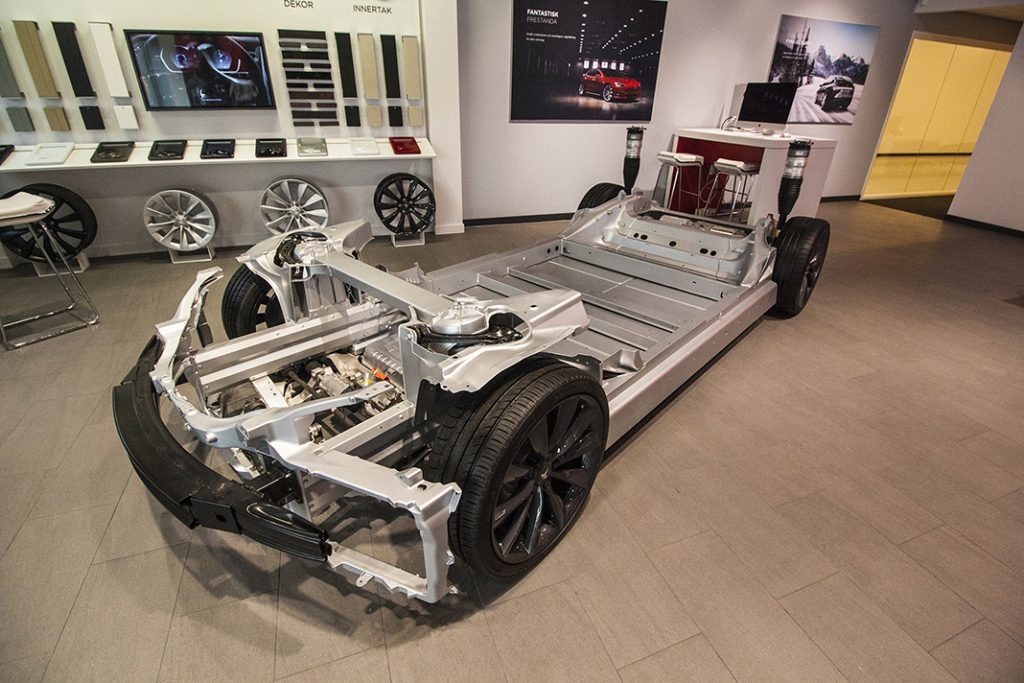 Podvozková platforma Modelu S v Tesla Store Göteborg, foto: Tomáš Jirka