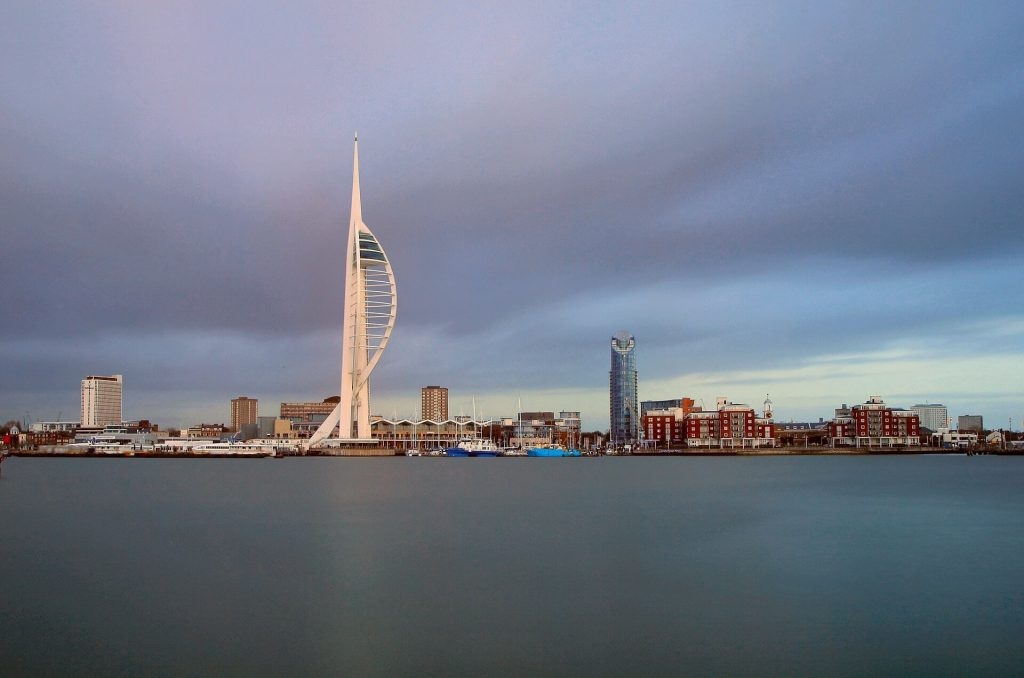 Britské přístavní město Portsmouth; 