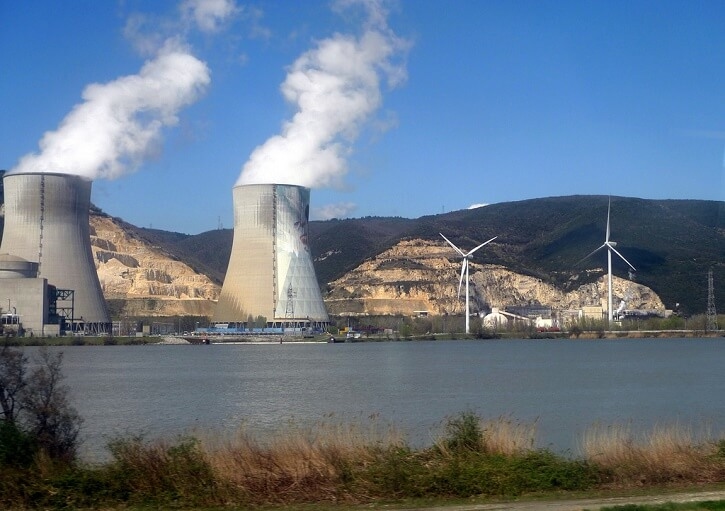 Jaderná elektrárna Cruas na řece Rhôna.