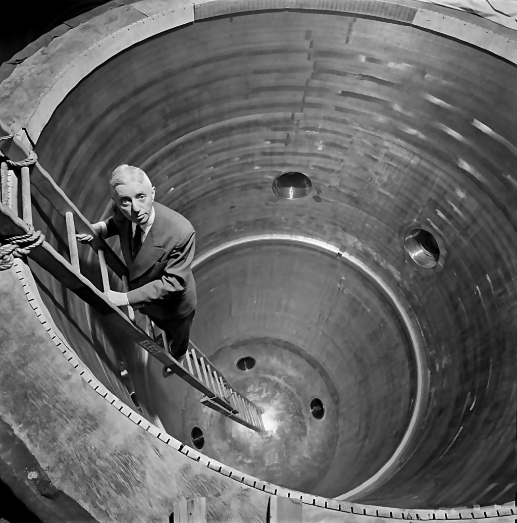 Admirál Rickover sestupuje do šachty jaderného reaktoru JE Shippingport; Zdroj: Flickr, Autor: NRC