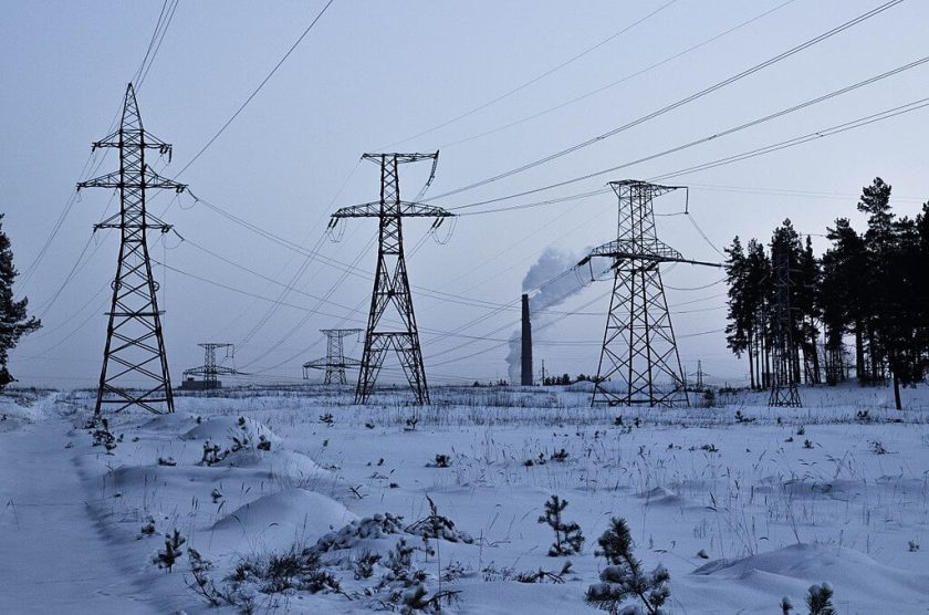 Elektrické vedení v zasněžené krajině