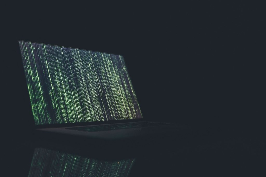 Trading, kód. Zdroj: Unsplash