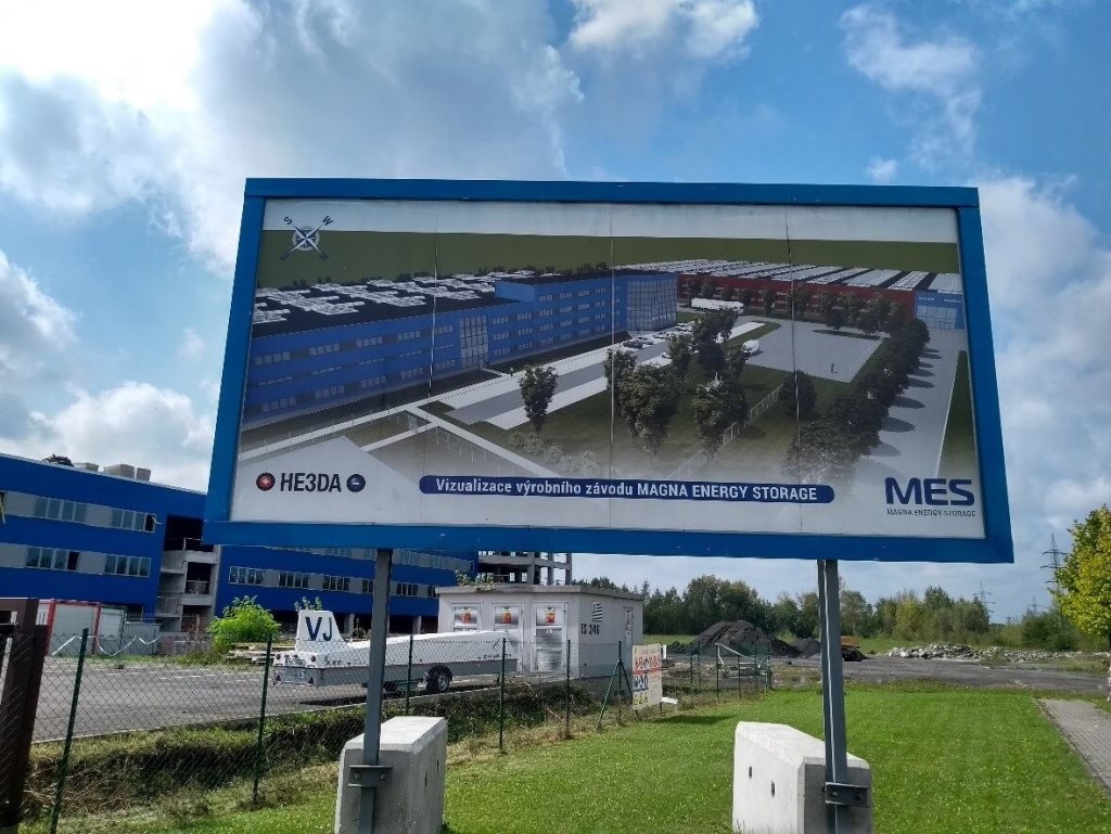 I informační tabule ukazuje, že jsem u staveniště továrny MES (Magna Energy Storage) (zdroj V. Wagner).