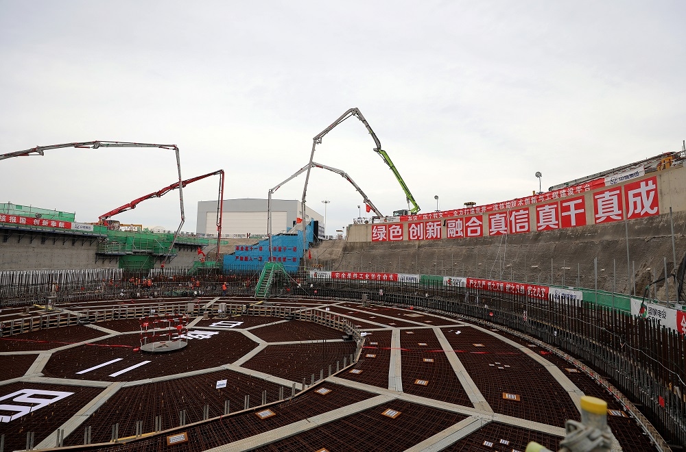 První zalití betonu v čínské JE Haiyang 3,4 (duben 2023).