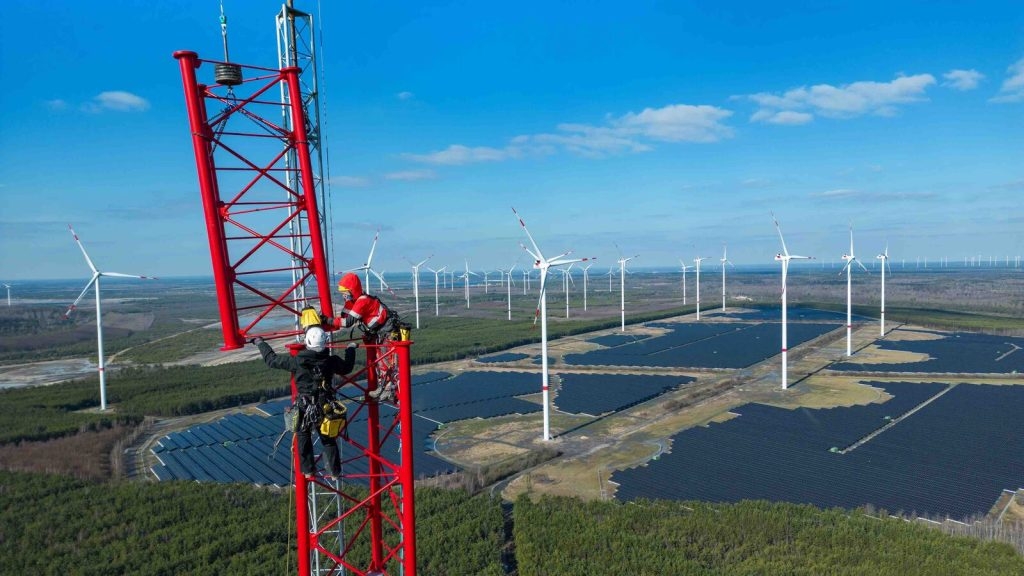 Instalace 300metrového výzkumného stožáru v německé Lužici. Zdroj: Spolková agentura pro průlomové inovace