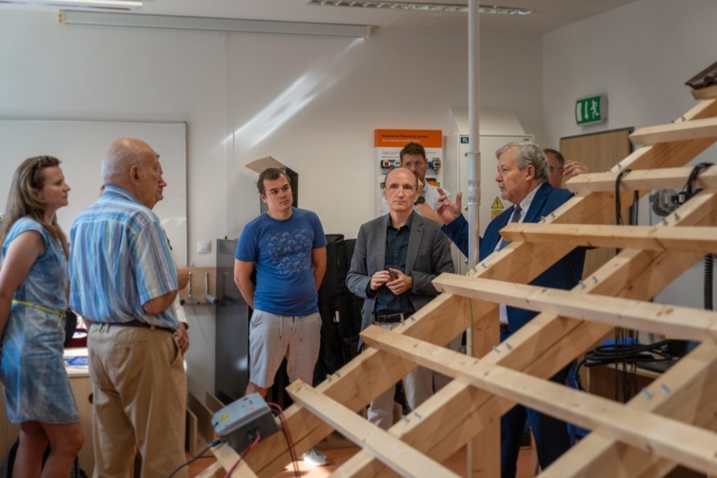 Snímek ukazuje technickou rozpravu o důležitosti ochrany fotovoltaického systému před bleskem a přepětím správnou instalací hromosvodu, provedení jímačů, svodů a technického řešení. Vysvětluje soudní znalec jeden z nejlepších českých znalců oboru energetika a fotovoltaika Milan Hošek. Zdroj: VUT FEKT